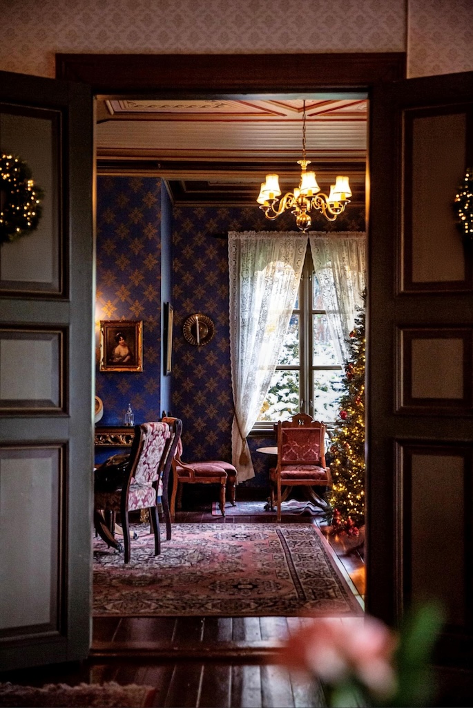 Damesalongen med juletre