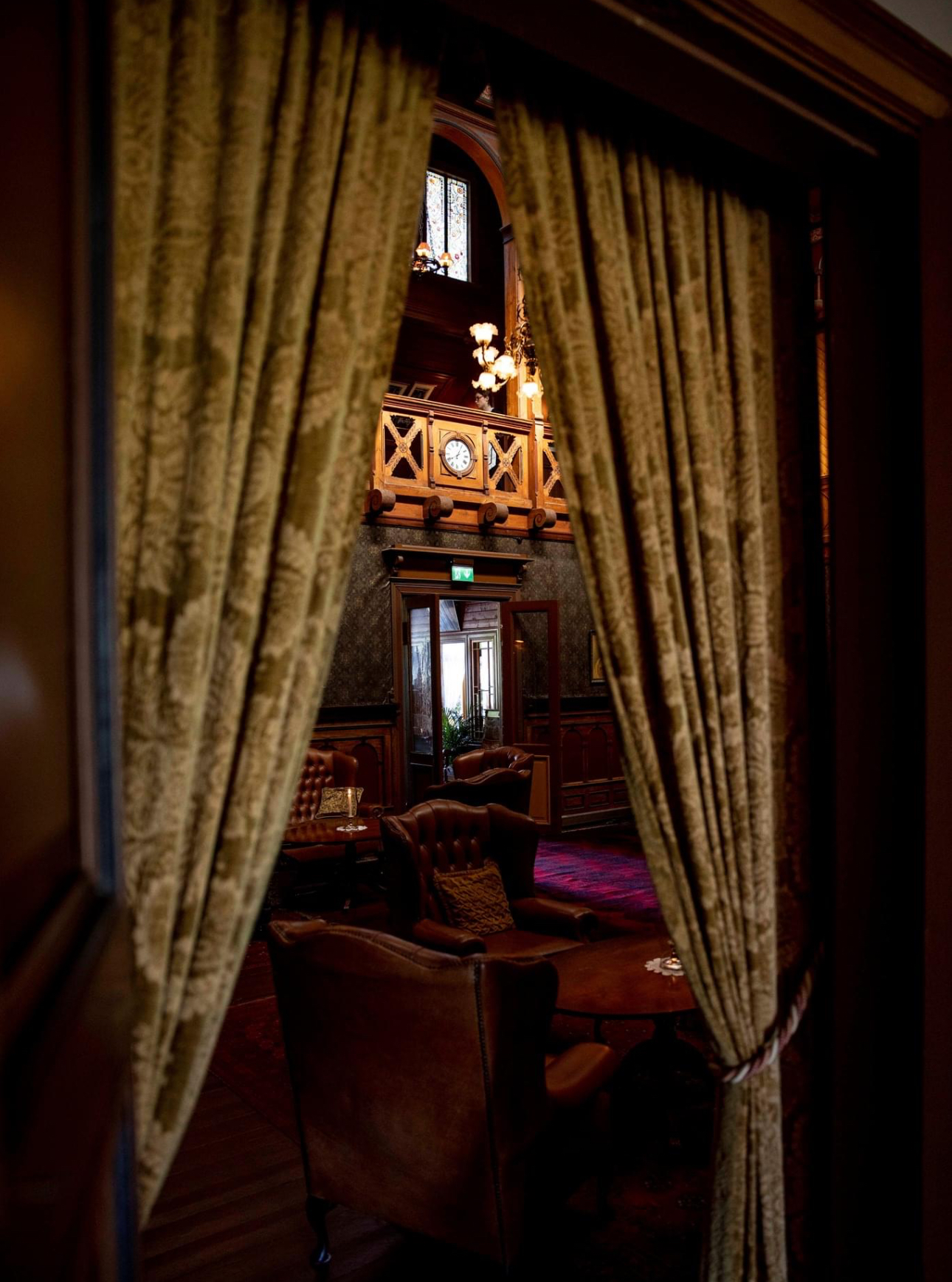 Inn i den historiske peisestuen