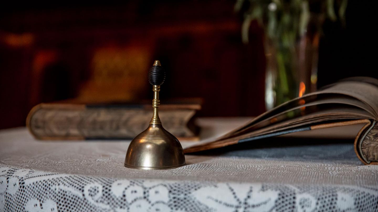 Picture of a bell on the entry table.