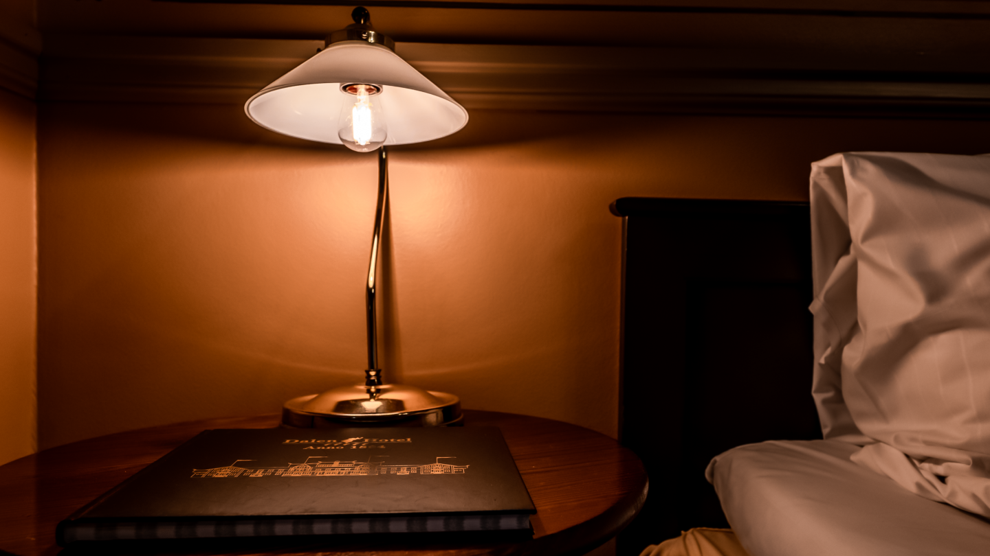 Historisk dobbeltrom nattbordlampe
