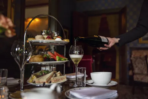 Afternoon Tea - salt til søtt på etasjefat Afternoon Tea - salt til søtt på etasjefat