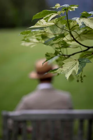 En stille stund på benken i hagen En stille stund på benken i hagen