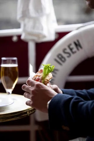 Lunsj ombord M/S Henrik Ibsen Lunsj ombord M/S Henrik Ibsen