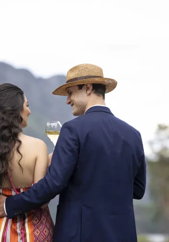 romantisk par i hagen